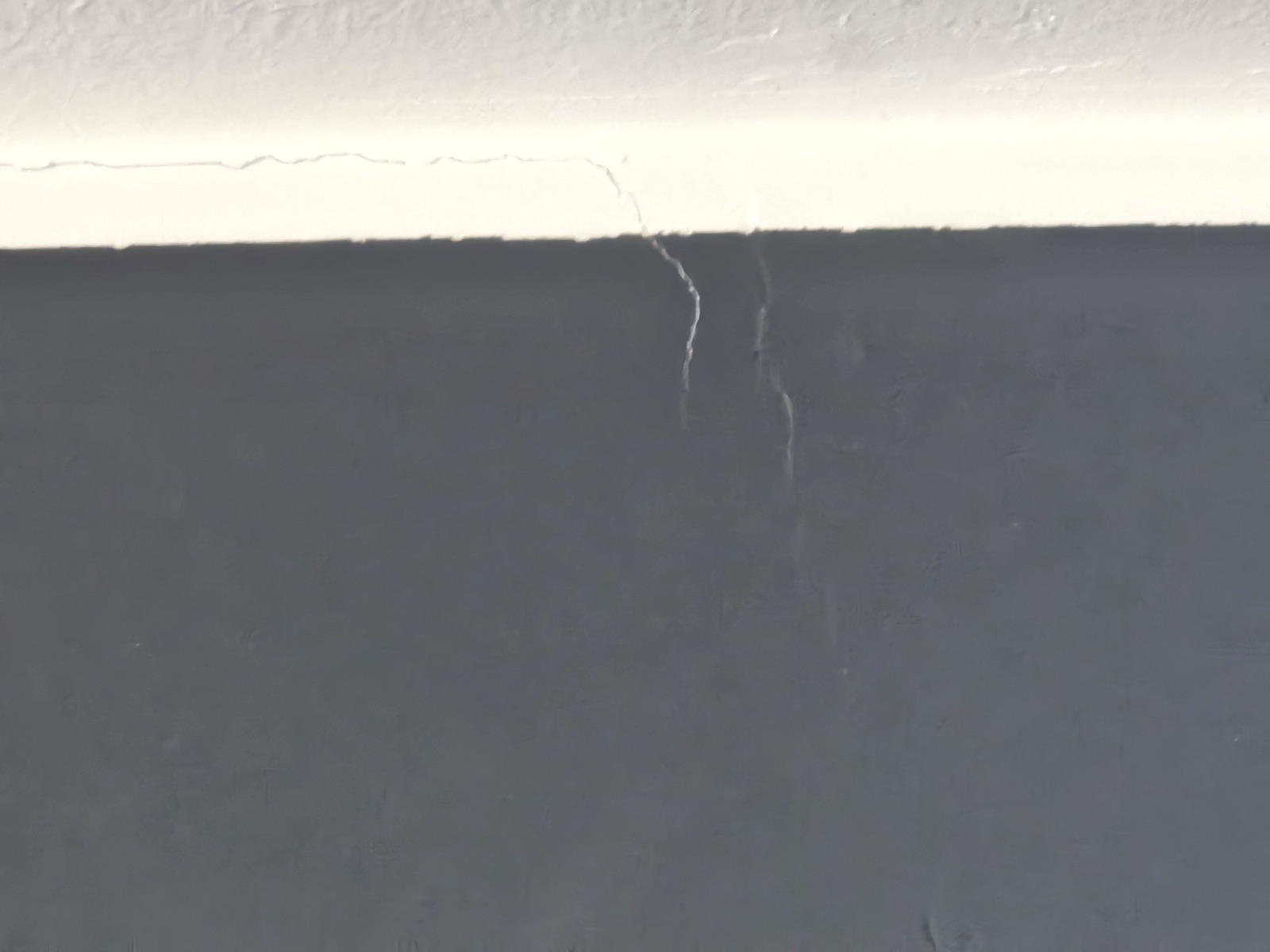 Scheur in een binnenmuur van een verzakte woning